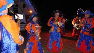 Eine Gruppe von Musikern in traditionellen Kostümen spielt auf