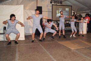 Gruppe von Tänzern in grauen Anzügen