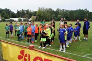 Eine Gruppe von jungen Fußballspielern in verschiedenen Farben
