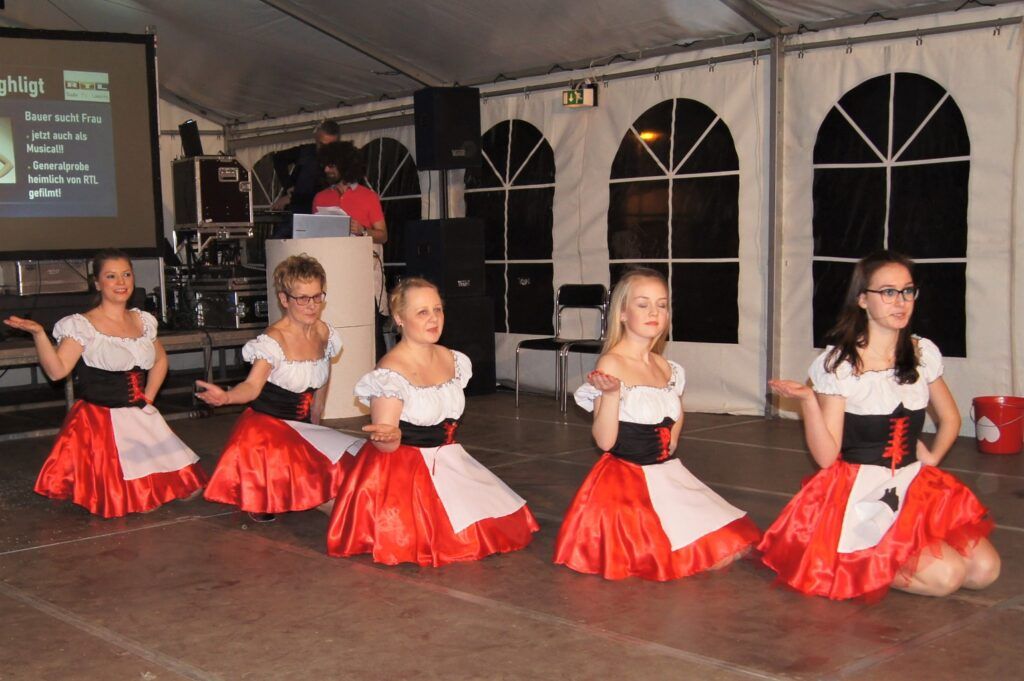 Eine Gruppe von fünf jungen Frauen in traditionellen Tänzerinnenkostümen.