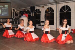 Eine Gruppe von fünf jungen Frauen in traditionellen Tänzerinnenkostümen.