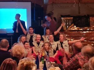 Gruppe von Menschen in Westen vor Publikum