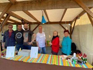 Gruppe von Menschen hinter einem Tisch