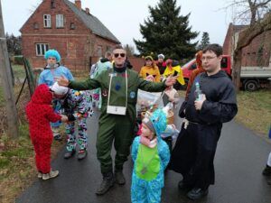 Gruppe von Menschen in Kostümen auf einer Straße