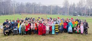 Eine Gruppe von Kindern und Erwachsenen in bunten Kostümen