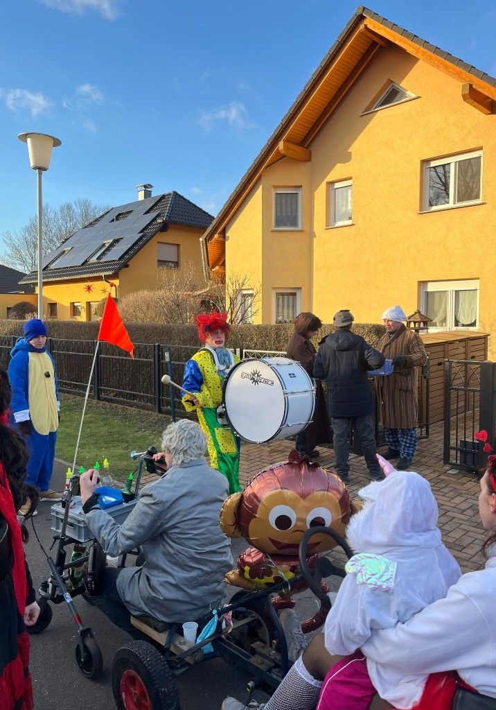 Menschen in Kostümen, Kinder im Rollstuhl