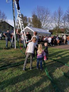 Kinder beim Wasserballon-Wurf. Ein Junge und zwei Mädchen.