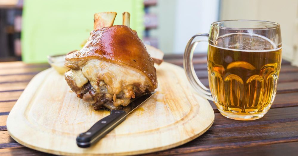Ein leckeres Schweinehaxe mit einem kalten Bier.