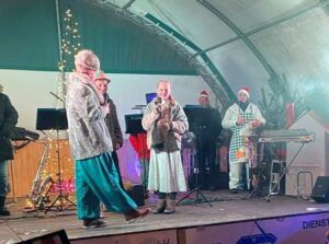 Eine Gruppe von Sängern auf einer Bühne