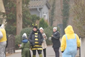 Gruppe von Menschen in Kostümen